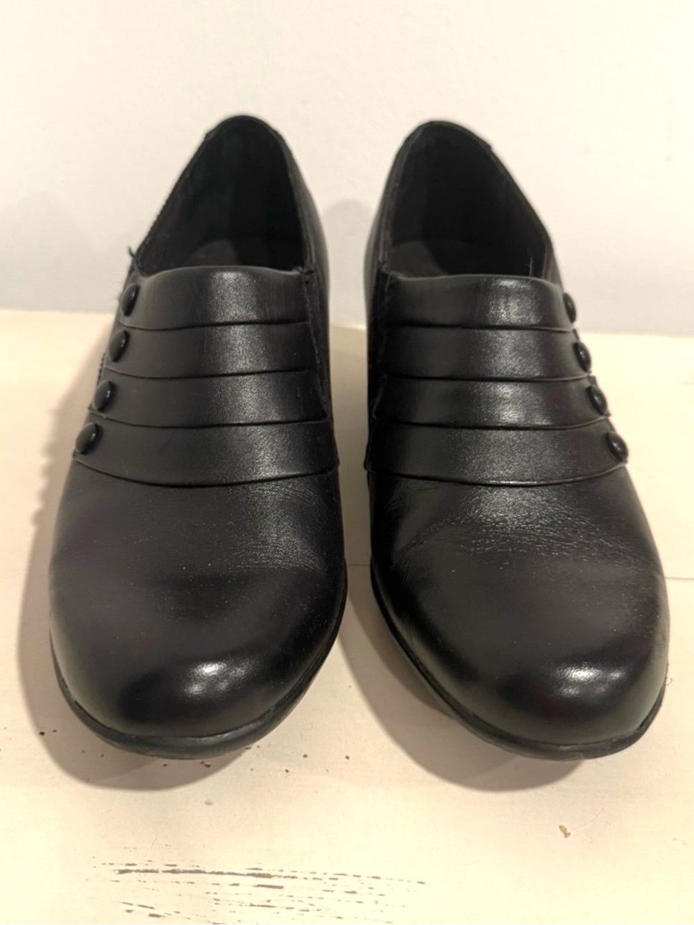 Clarks Bendables Ingalls Falls Black Leather Ruched Button Ankle Bootie Size 7.5 - Picture 2 of 10